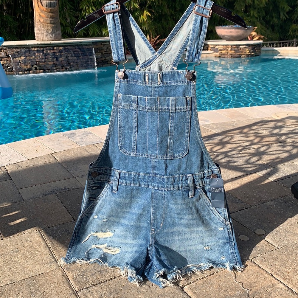 Abercrombie short overalls. Size xs. Brand new